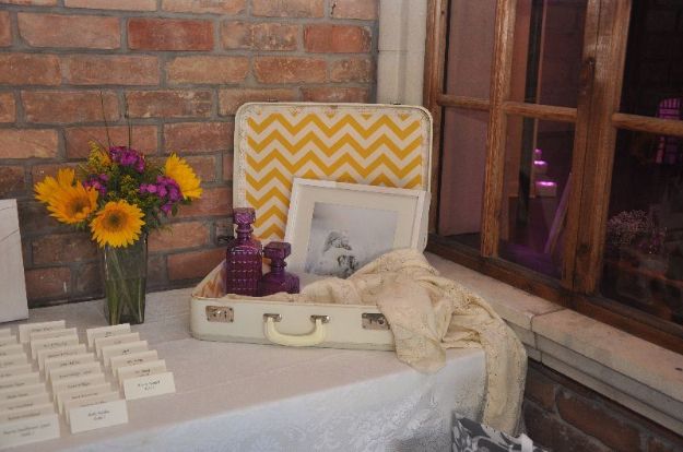 Picture of Decor (Vintage suitcase) 21X16 - Off White