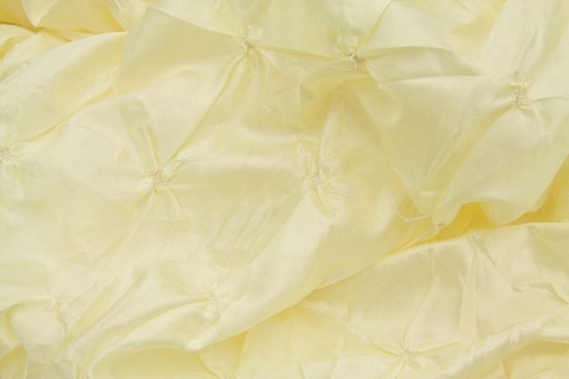 Picture of Table Cloth 90X132 - Ivory (Pinched wheel Rectangle)
